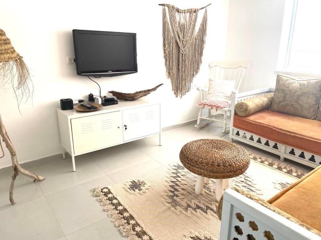 אירוח השקד - 10דק' משדה התעופה Apartment Giv'at Koach Exterior photo
