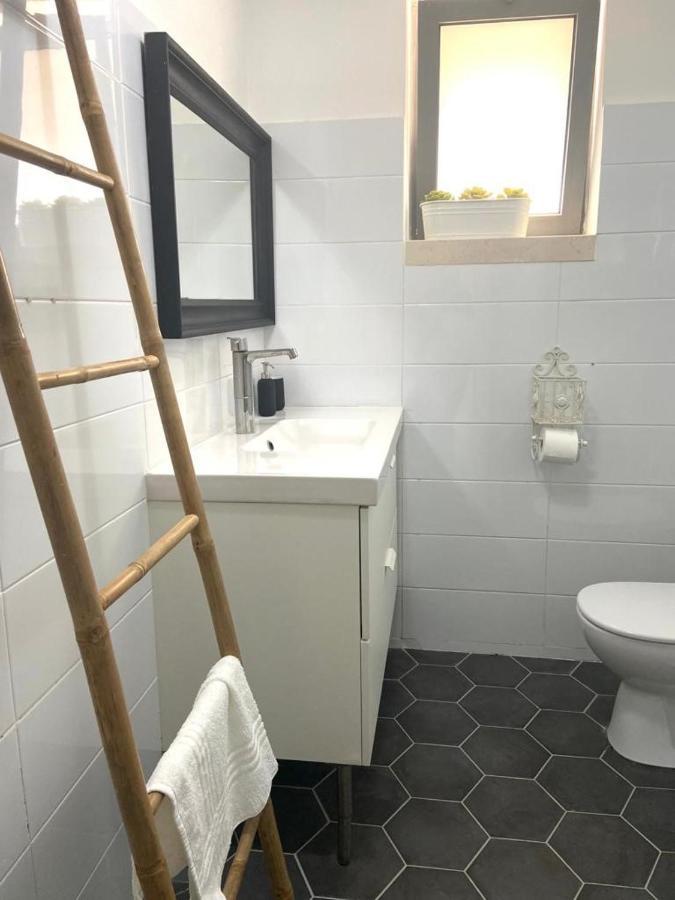 אירוח השקד - 10דק' משדה התעופה Apartment Giv'at Koach Exterior photo